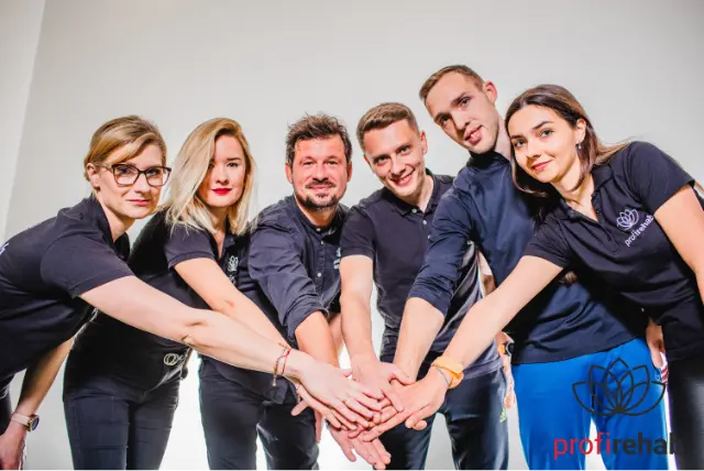 Cały zespół profirehab, uśmiechnięci członkowie zespołu wpatrują się wprost w obiektyw